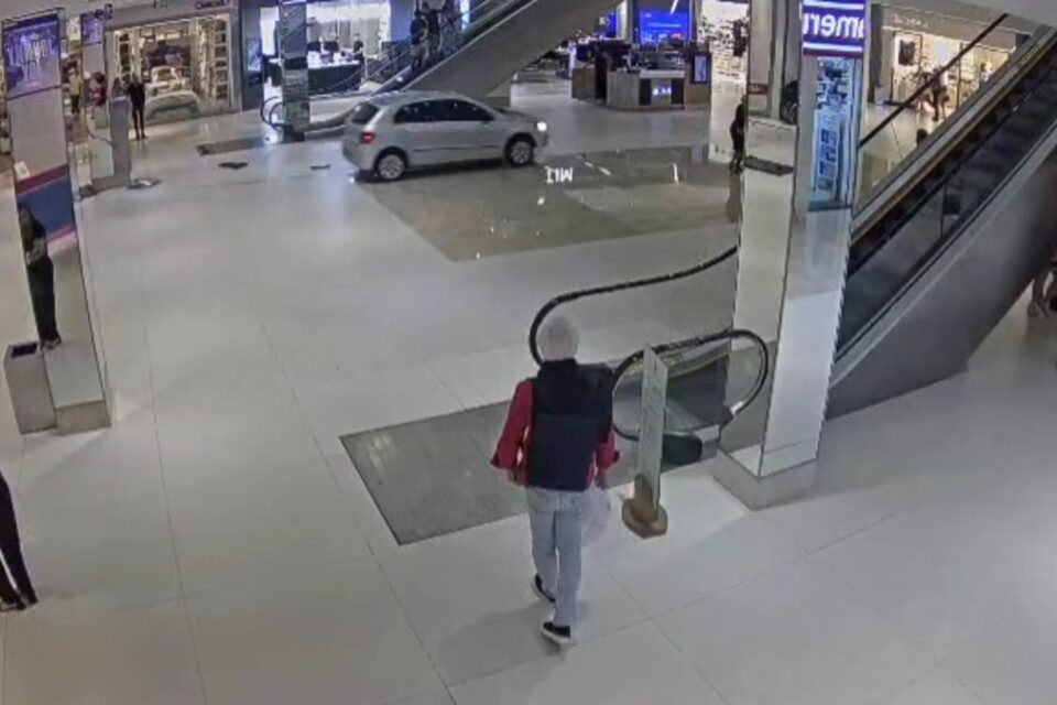 Imagem do carro dentro do estabelecimento