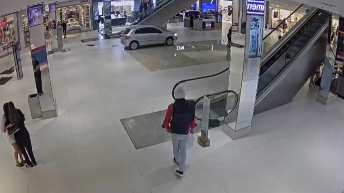 Imagem do carro dentro do estabelecimento