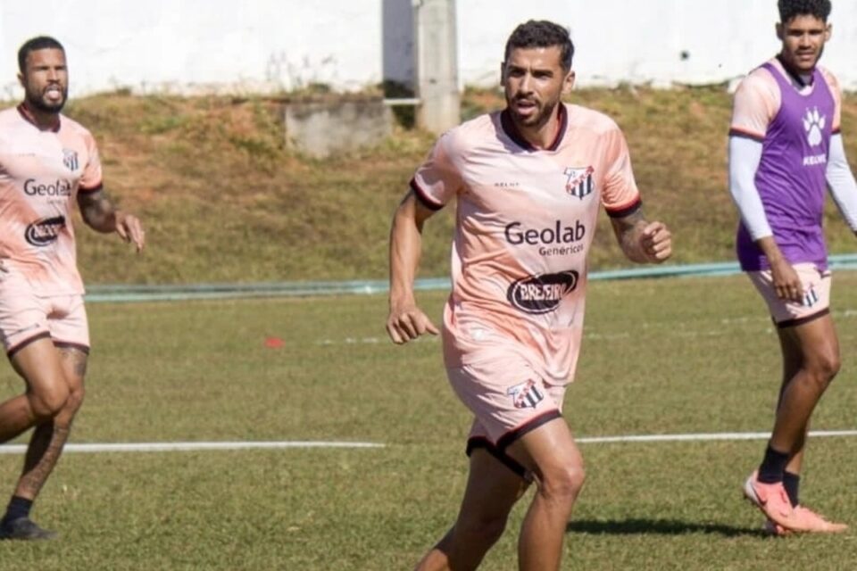 Jogadores do Anápolis durante treino no CT