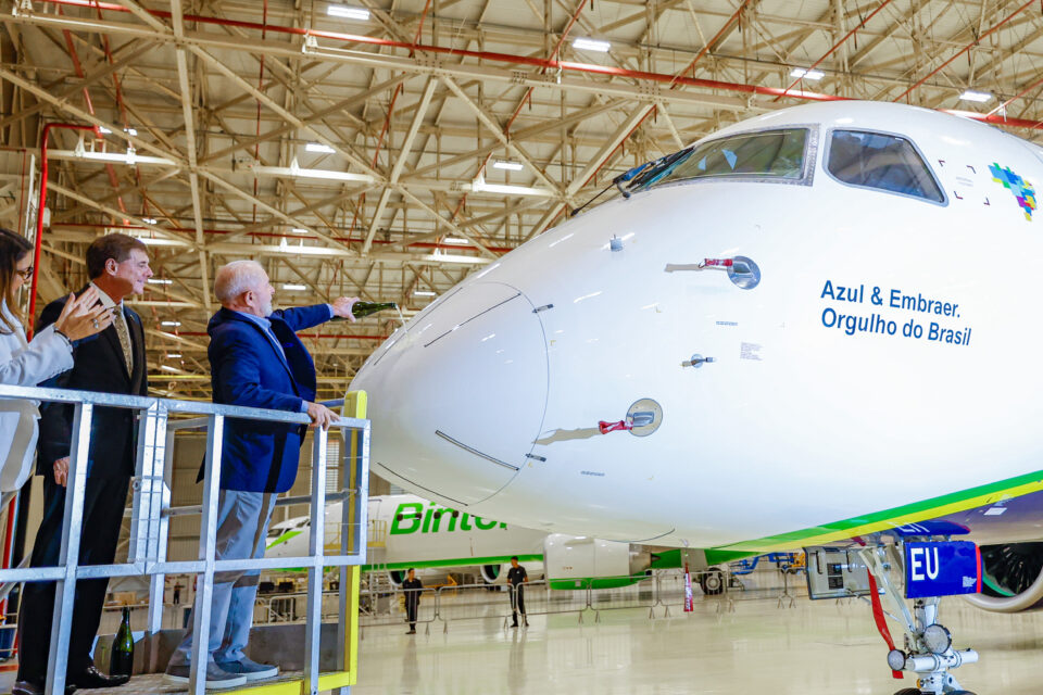Cerimônia de entrega de aeronave da Embraer à Azul