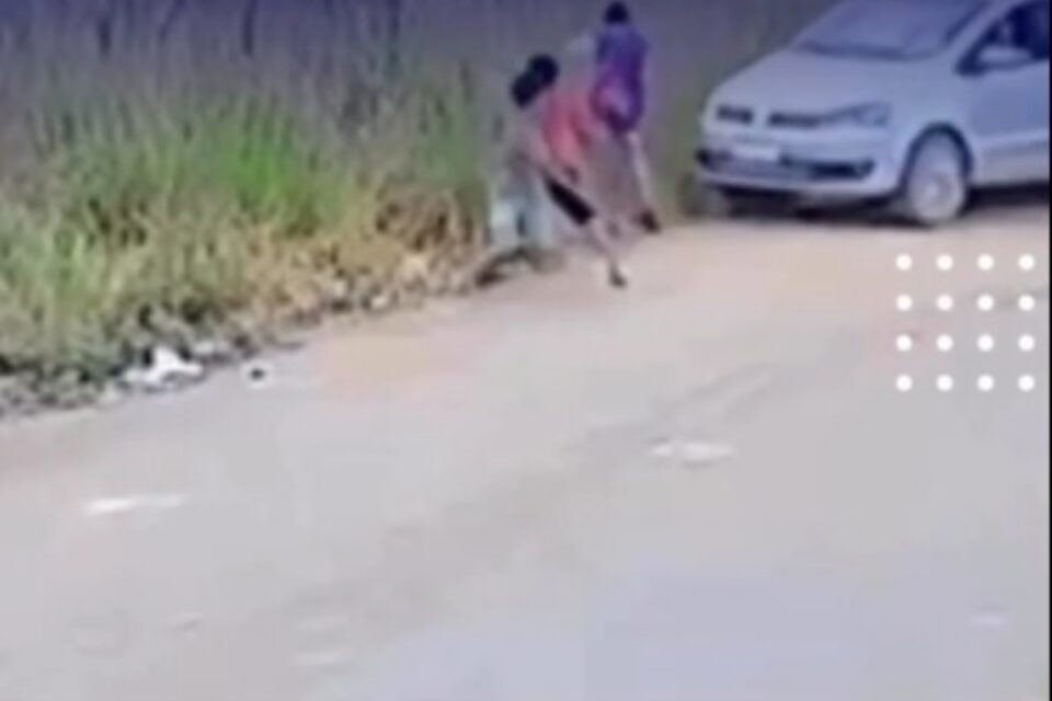 Motorista embriagada atropela criança e foge sem prestar socorro em Trindade 2 Imagens do circuito externo registrou a ação