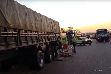 Caminhoneiros tentavam sinalizar via quando camionete bateu em carreta na BR-050, em Catalão acidente com duas mortes