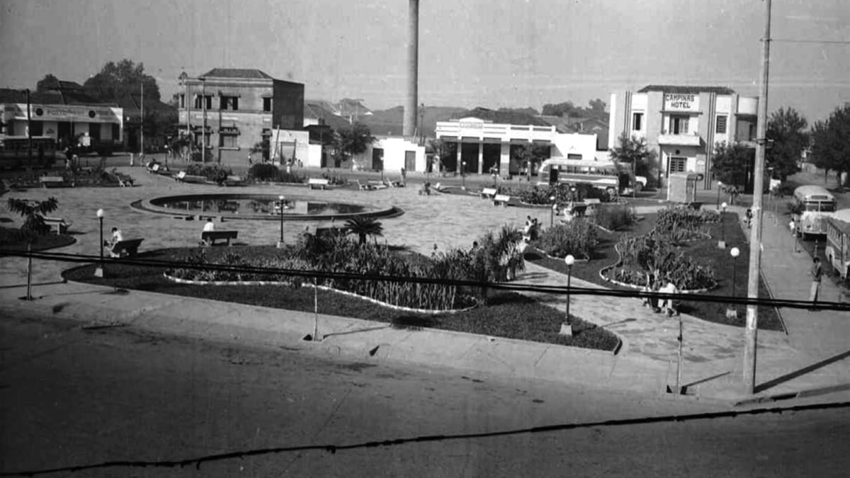 Praça Joaquim Lúcio, em Campinas, em 1964 (Foto: Hélio de Oliveira)