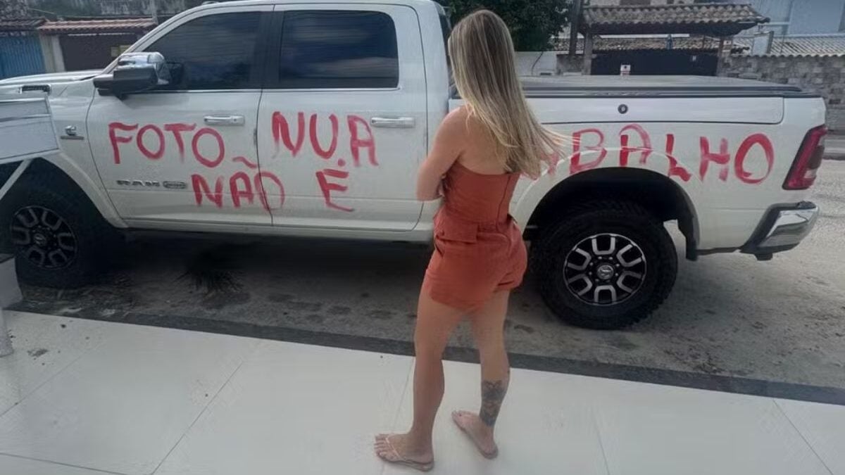 Vândalos picham carro de influenciadora: 'foto nua não é trabalho' (Foto: Divulgação)