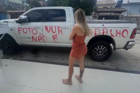 Vândalos picham carro de influenciadora: 'foto nua não é trabalho' (Foto: Divulgação)