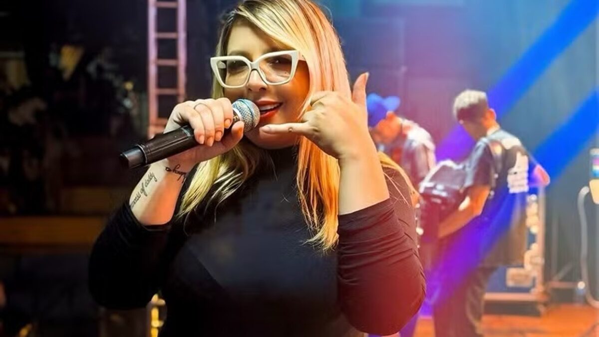 Cover de Marília Mendonça diz que foi processada por Dona Ruth: ‘Pediu R$ 100 mil’ 1 Cover de Marília Mendonça diz que foi processada por Dona Ruth R$ 100 mil Lorena Alexandre não usou mais o nome da Rainha da Sofrência