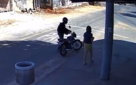 Homem é preso após derrubar e roubar idosa com braço quebrado em Aparecida Câmeras de segurança registraram o crime; assista