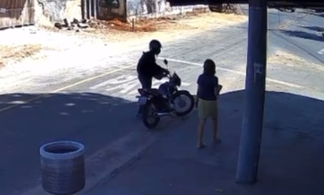 Homem é preso após derrubar e roubar idosa com braço quebrado em Aparecida Câmeras de segurança registraram o crime; assista