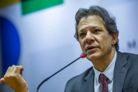 Após acirramento de tensões, Fazenda mantém aposta em negociação com EUA e descarta controle de dividendos