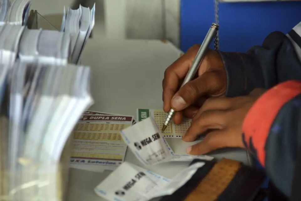 Bolão em Goiânia acerta 5 dezenas na Mega-Sena e fatura R$ 87,7 mil; prêmio acumula em R$ 72 mi
