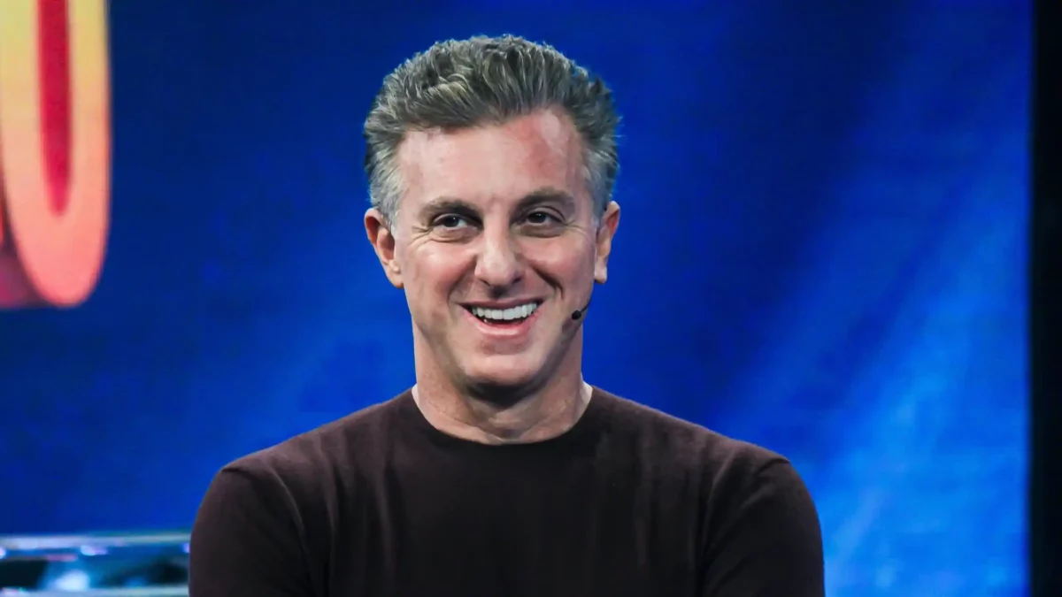 Luciano Huck comenta sobre não fazer harmonização no nariz e recebe apoio nas redes sociais