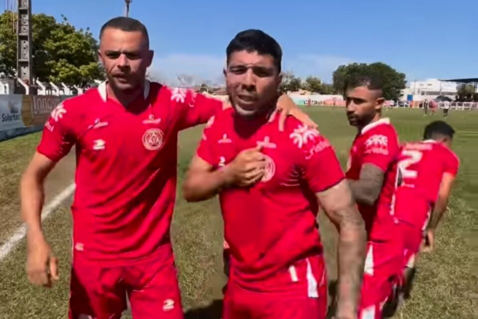 Jogadores da Anapolina comemoram gol contra o Tupy