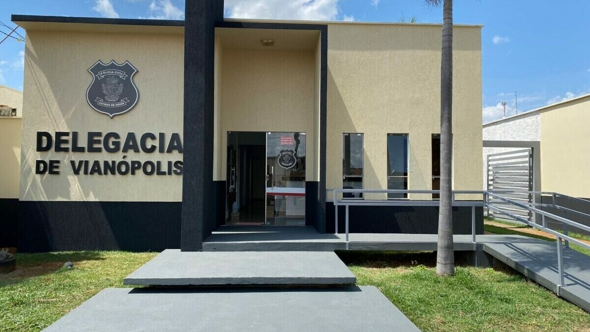 Homem condenado a mais de 19 anos por homicídio é preso em Goiás 1 Imagem da fachada da delegacia