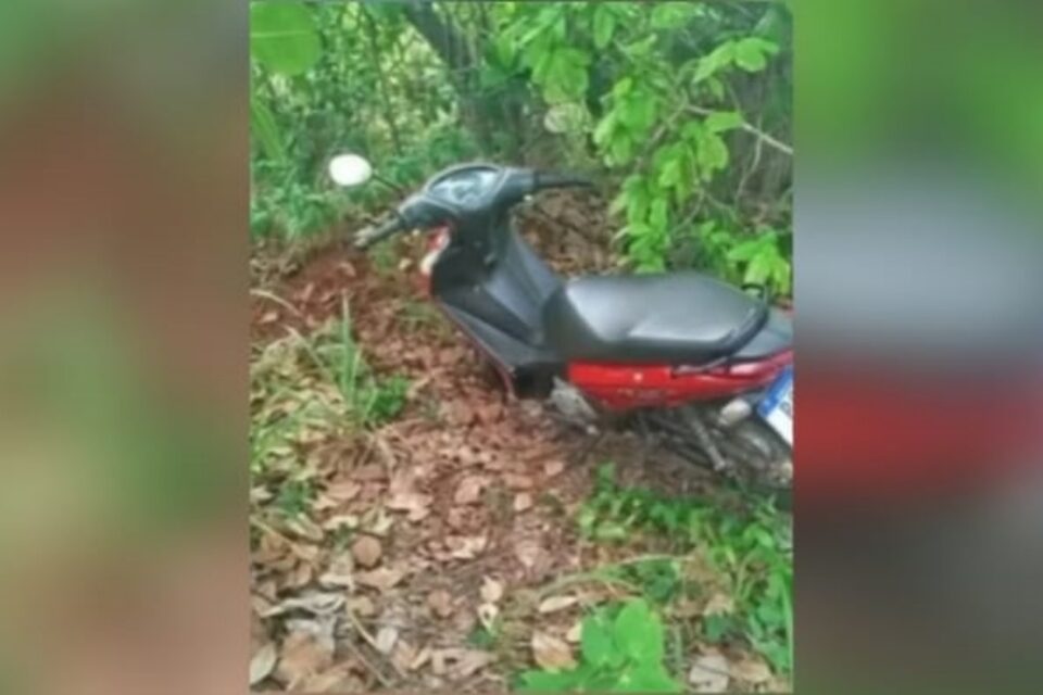 Imagem da moto no local onde foi abandonada
