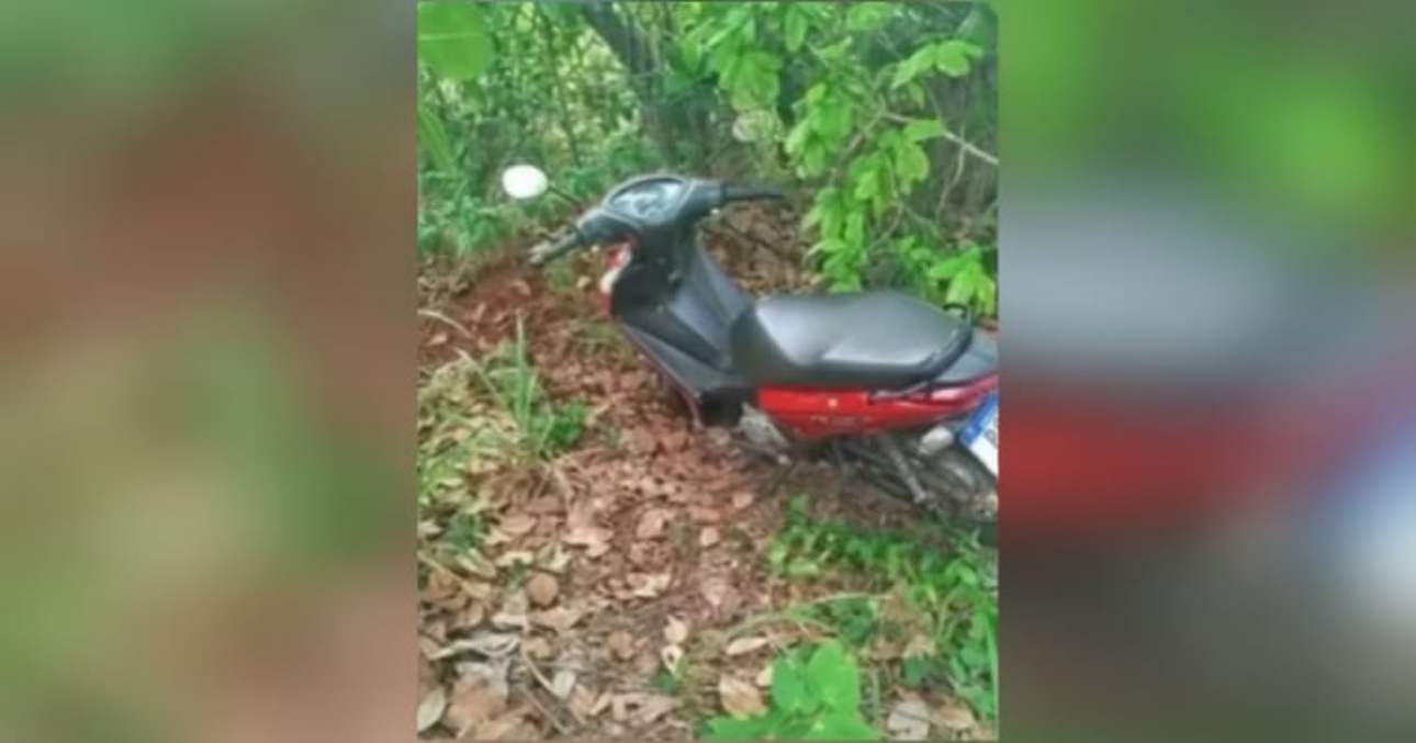 Imagem da moto no local onde foi abandonada