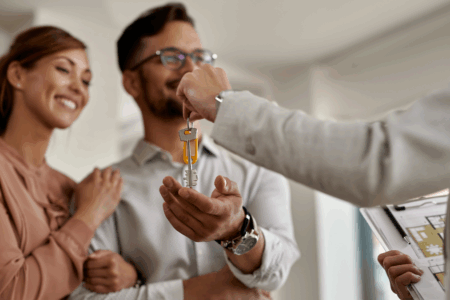 Mulher e homem felizes recebem chave