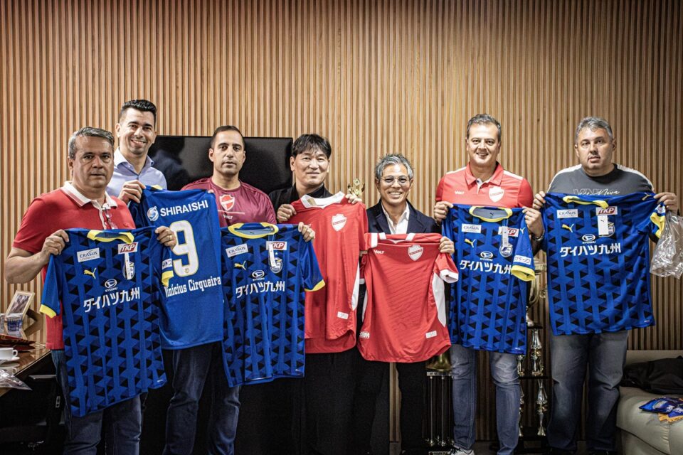 Integrantes da diretoria do Vila Nova recebem diretores do Oita Trinita