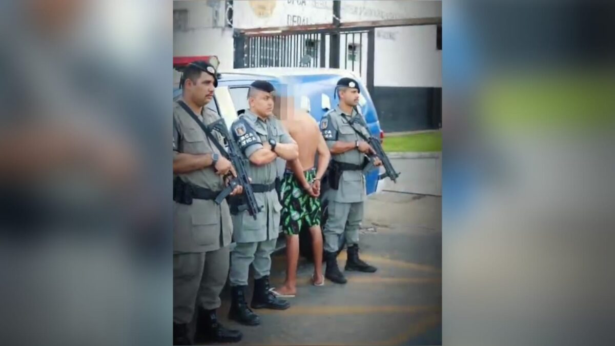 Imagem do homem ao lado da equipe que realizou a prisão
