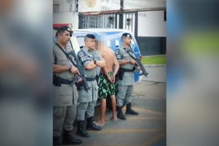 Imagem do homem ao lado da equipe que realizou a prisão