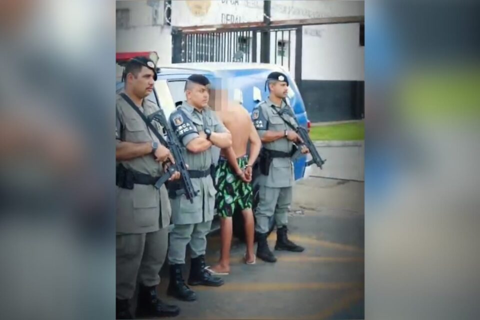 Imagem do homem ao lado da equipe que realizou a prisão