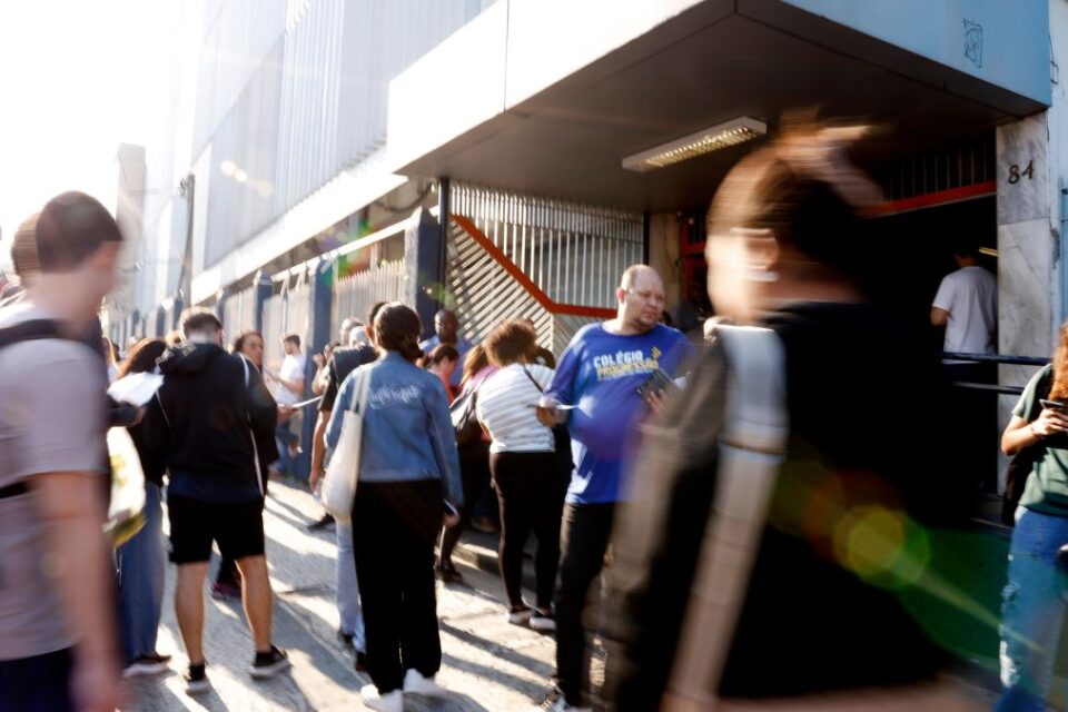 Chegada de candidatos para fazer a prova de concurso