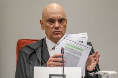 Eduardo aumenta ilícitos após tornozeleira em Bolsonaro, diz Moraes