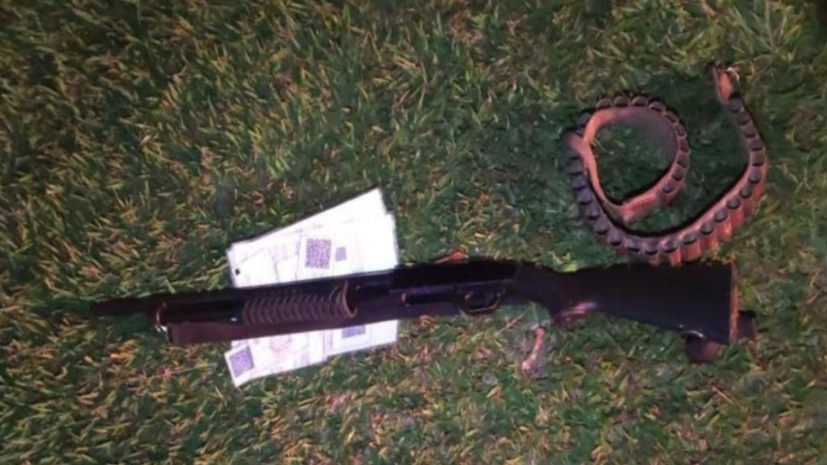 Arma utilizada no crime e documentos pessoais do suspeito foram deixados no local (Foto: Reprodução)