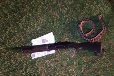 Arma utilizada no crime e documentos pessoais do suspeito foram deixados no local (Foto: Reprodução)