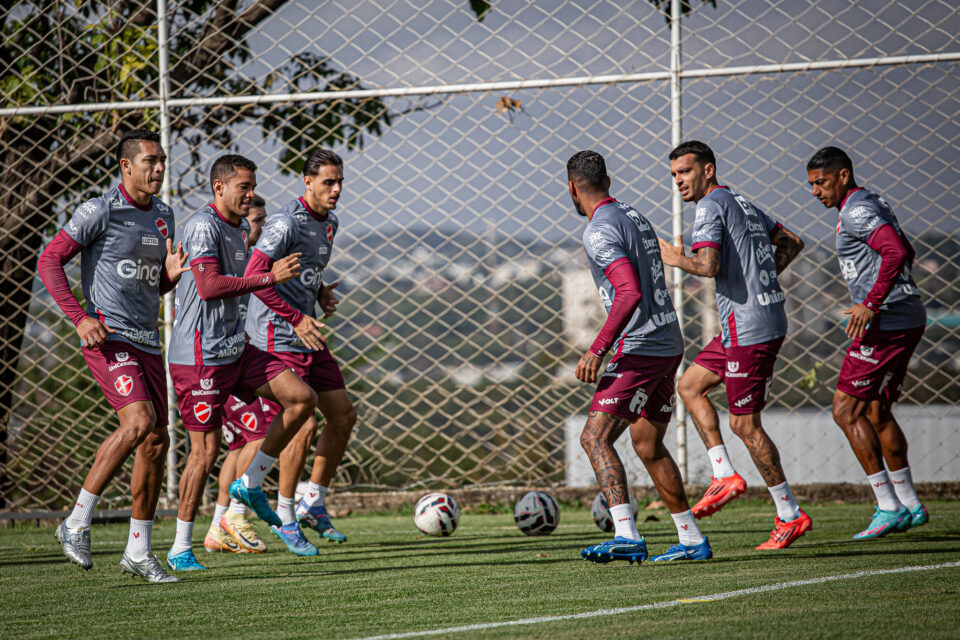 Jogadores do Vila Nova durante treino no CT