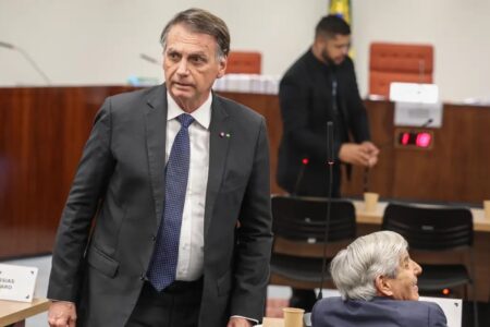 Bolsonaro aguarda definição de Alexandre de Moraes sobre prisão Defesa afirma que ex-presidente jamais teve a intenção de violar cautelares