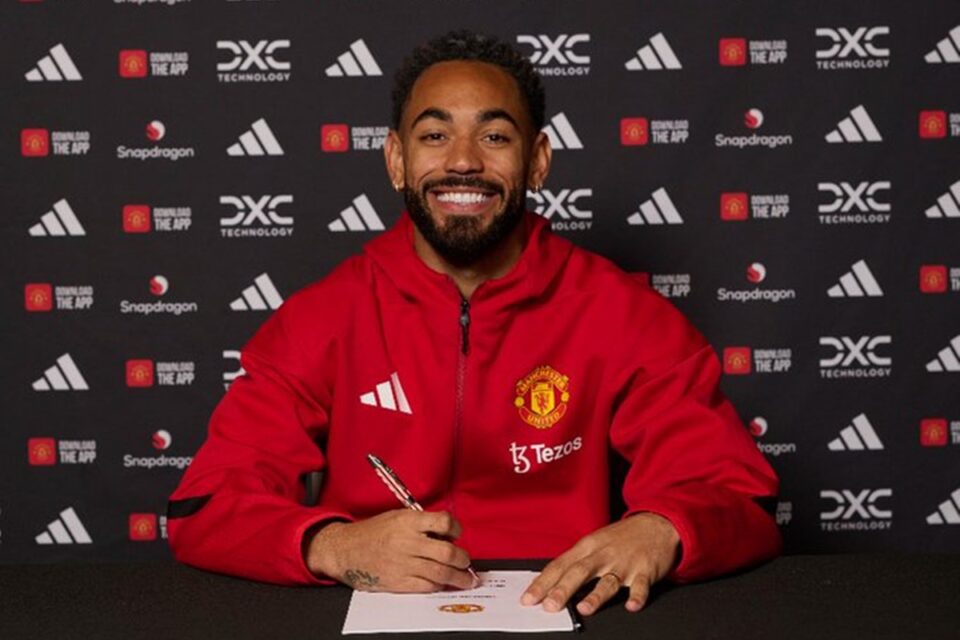 Matheus Cunha assinou contrato com o Manchester United