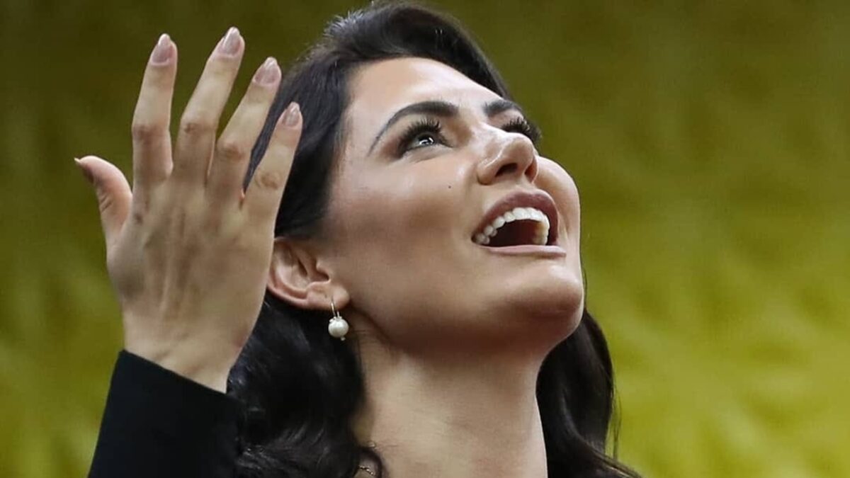 Justiça manda remover post chamando Michelle de ex-garota de programa Ex-primeira-dama teve família associada a antecedentes criminais