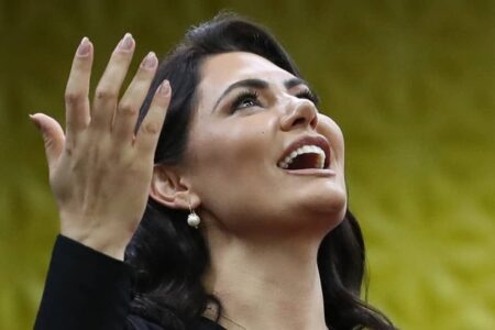 Justiça manda remover post chamando Michelle de ex-garota de programa Ex-primeira-dama teve família associada a antecedentes criminais