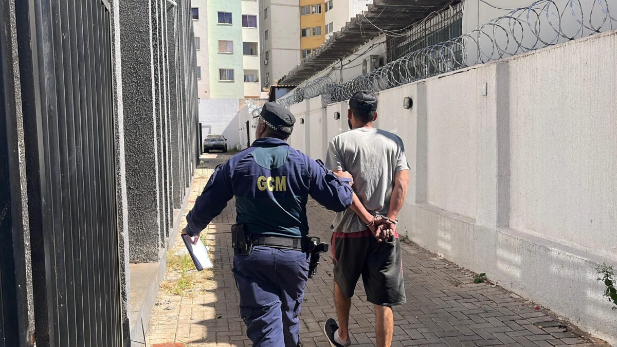 Homem é preso após ameaçar e perseguir comerciante em Goiânia 1 imagem do homem sendo conduzido a delegacia