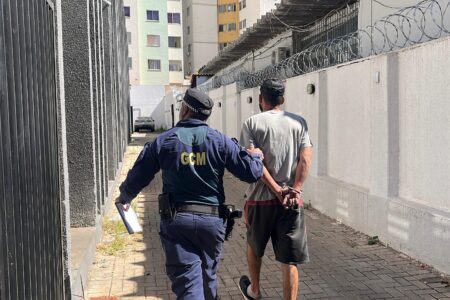 imagem do homem sendo conduzido a delegacia