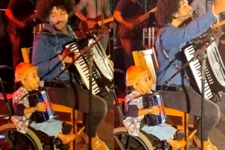 Criança em cadeira de rodas canta ao lado de Mestrinho em show em Goiânia