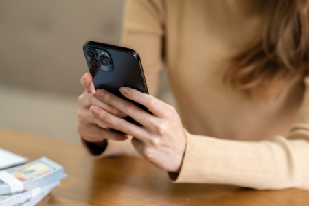 Imagem de uma pessoa mexendo no celular