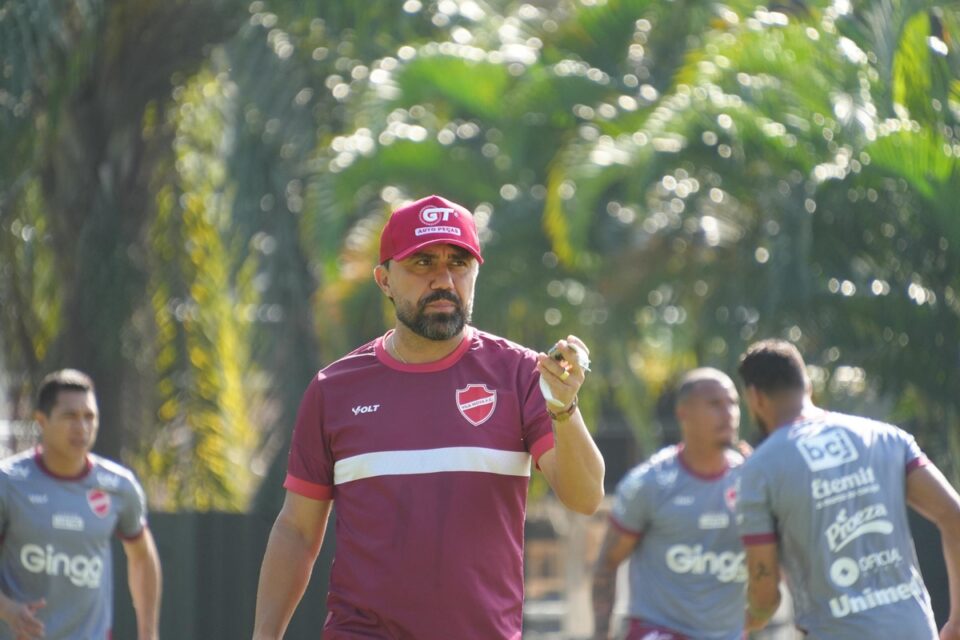 Luizinho Lopes em treino pelo Vila Nova