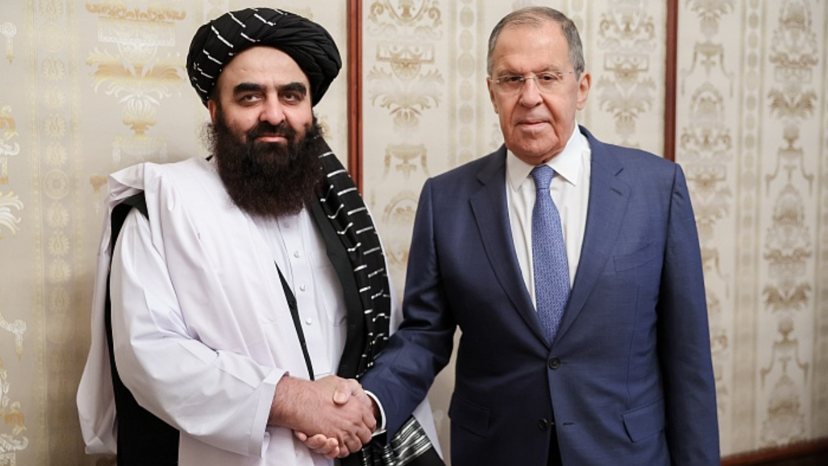 Chanceler russo, Serguei Lavrov, com o colega talibã Amir Khan Muttaqi em encontro no ano passado (Foto: Governo da Rússia)