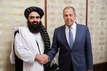 Chanceler russo, Serguei Lavrov, com o colega talibã Amir Khan Muttaqi em encontro no ano passado (Foto: Governo da Rússia)