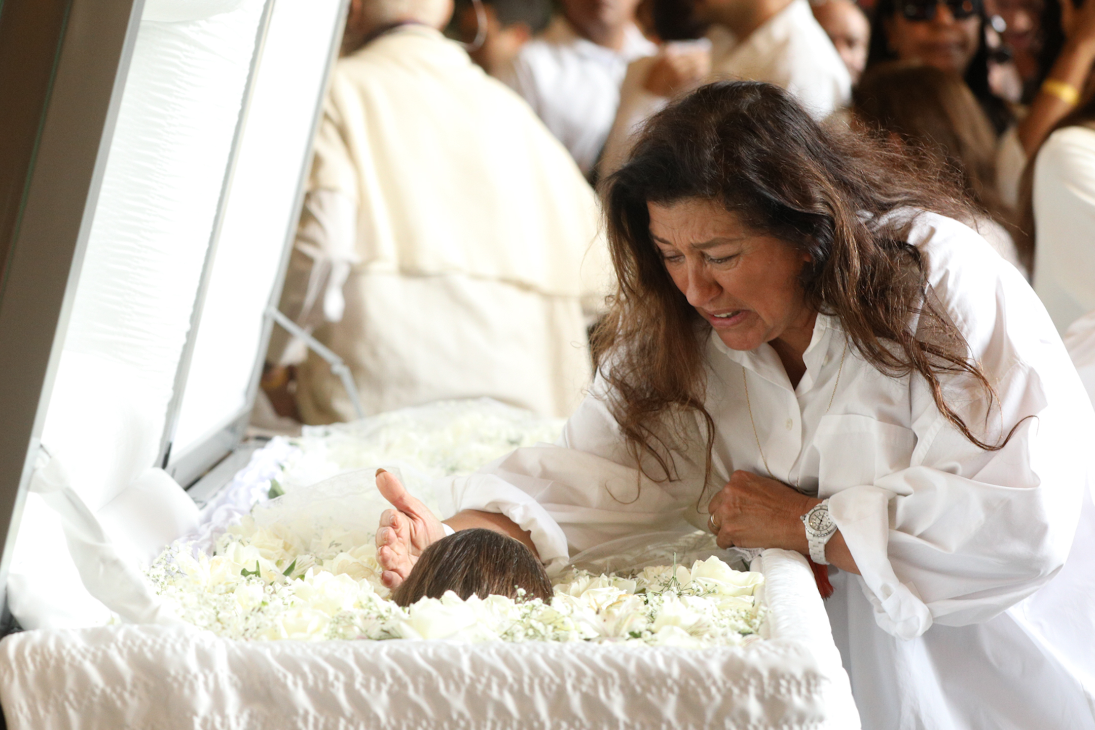 Regina Casé comparece emocionada ao velório de Preta Gil no Rio de Janeiro