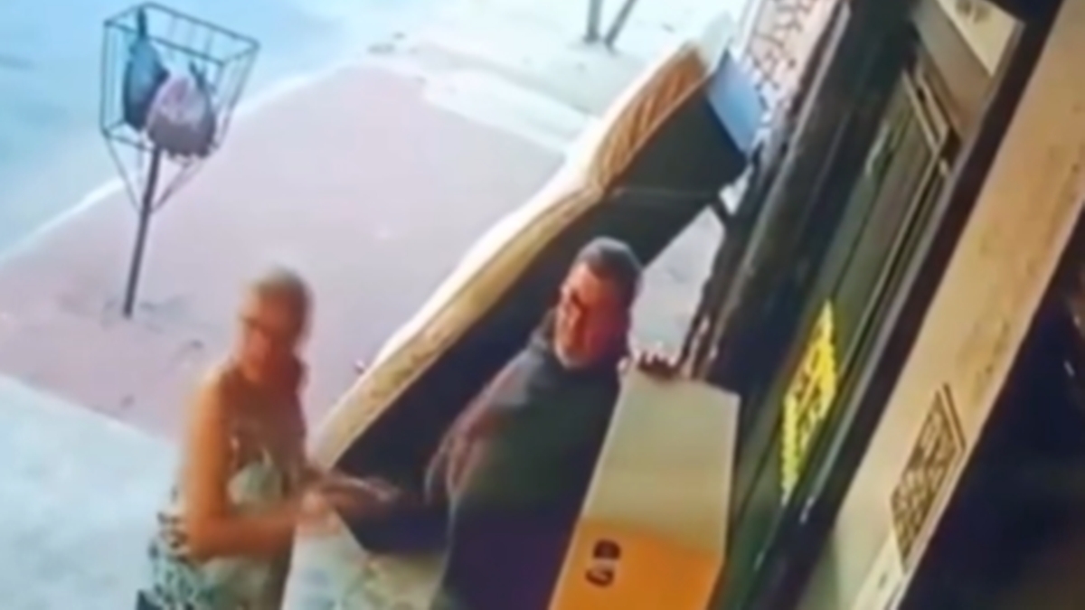 'Não pensei nada, só em correr', diz idoso que quase foi atingido na calçada em acidente entre carro e caminhão