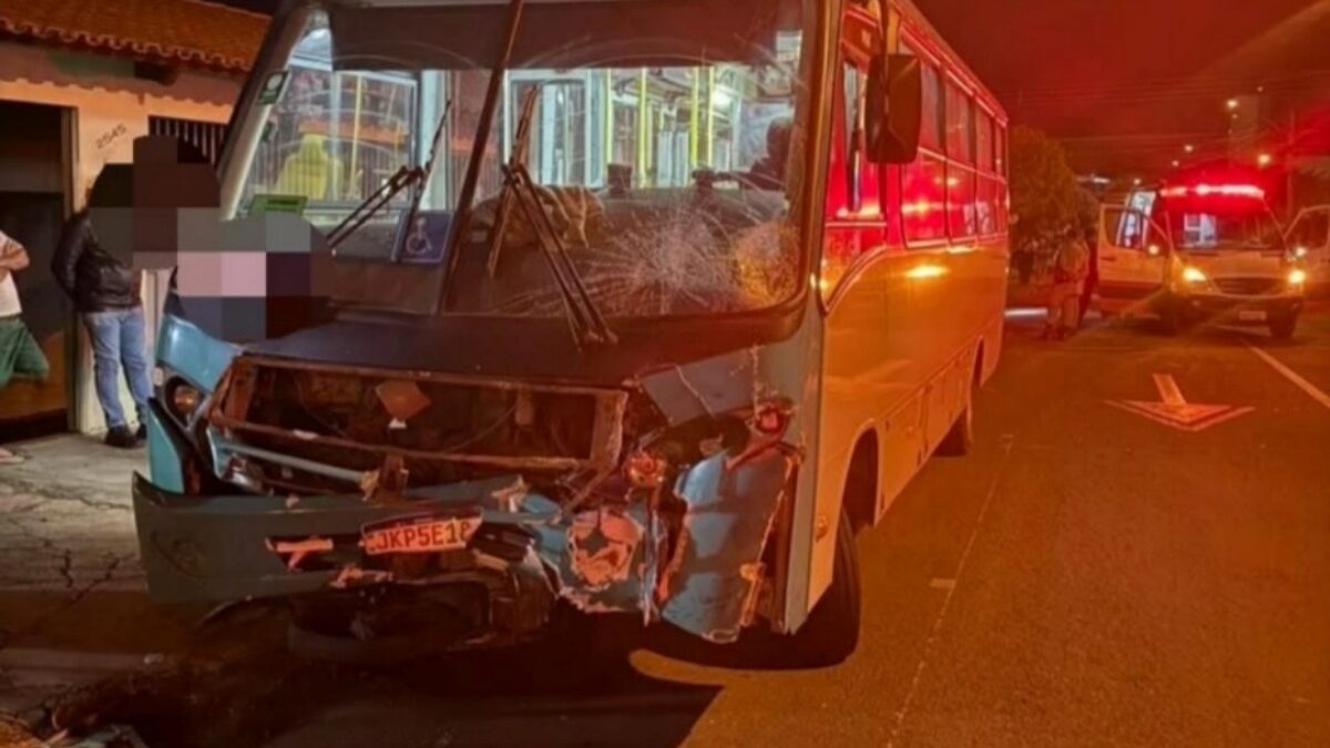 Imagem da frente do micro-ônibus