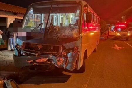 Imagem da frente do micro-ônibus