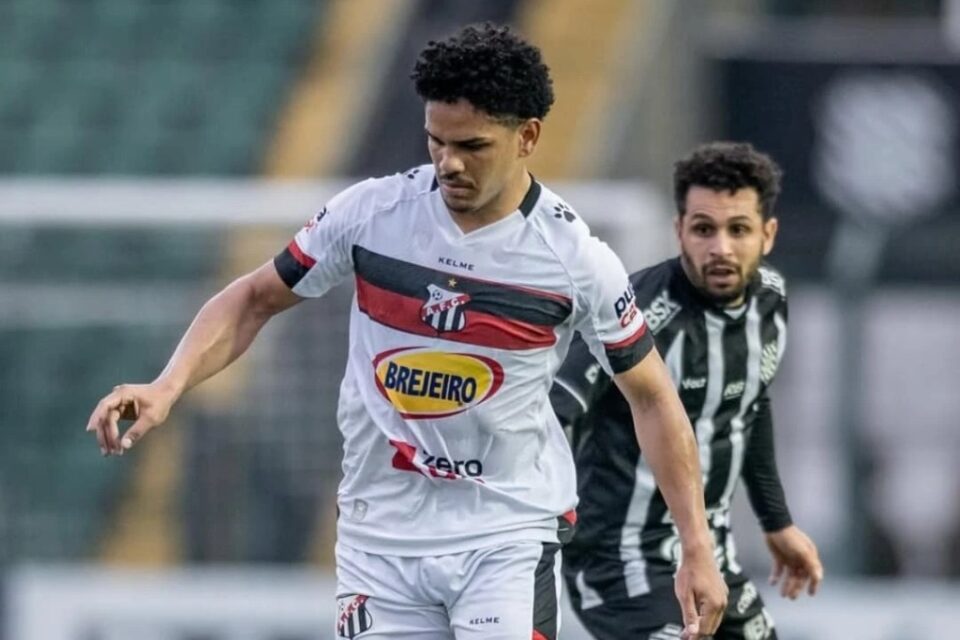 Fábio, lateral do Anápolis, em partida na Série C