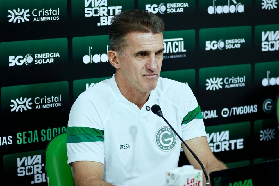 Vagner Mancini durante coletiva no Goiás