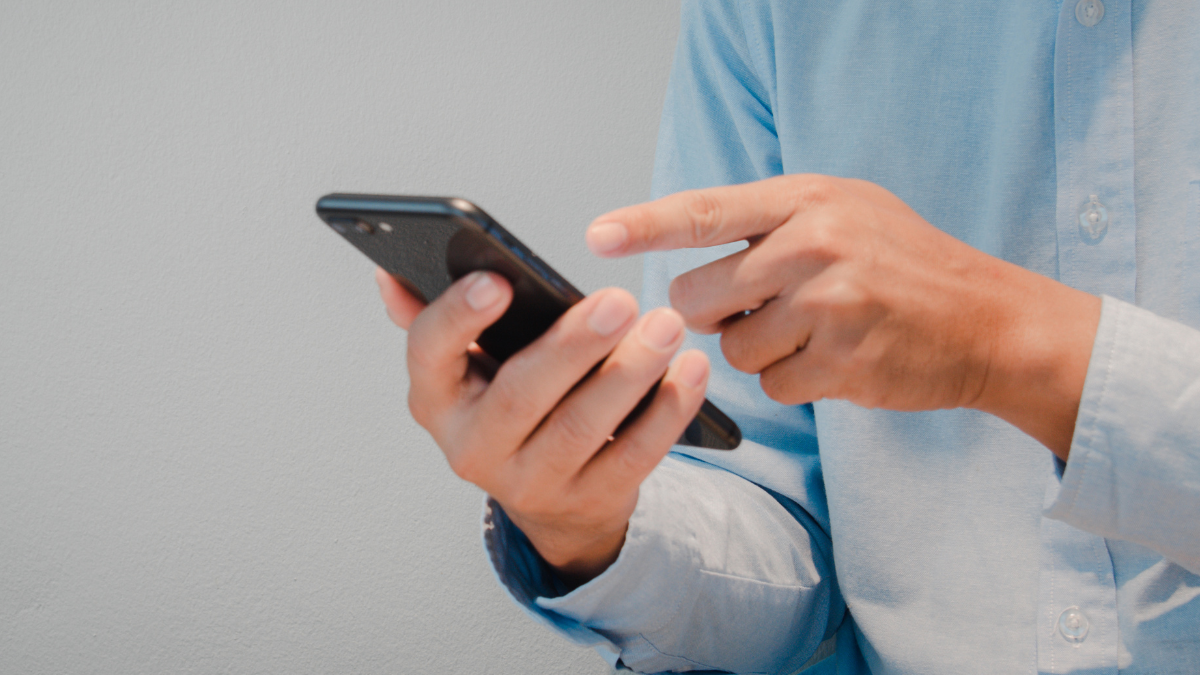Imagem de uma pessoa mexendo no celular