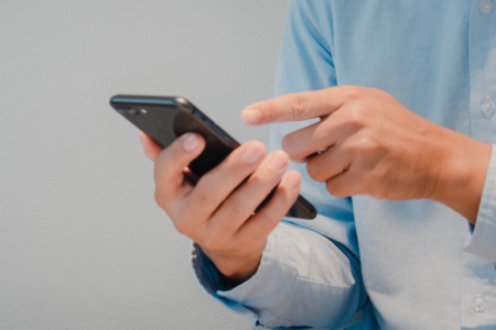 Imagem de uma pessoa mexendo no celular