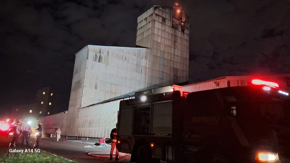 Funcionário morre após incêndio atingir fábrica de fertilizantes em Rio Verde 1 A imagem mostra o local do incêndio