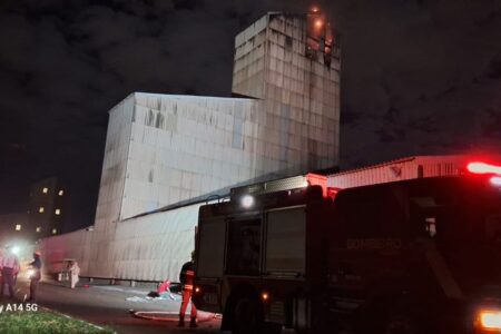 A imagem mostra o local do incêndio